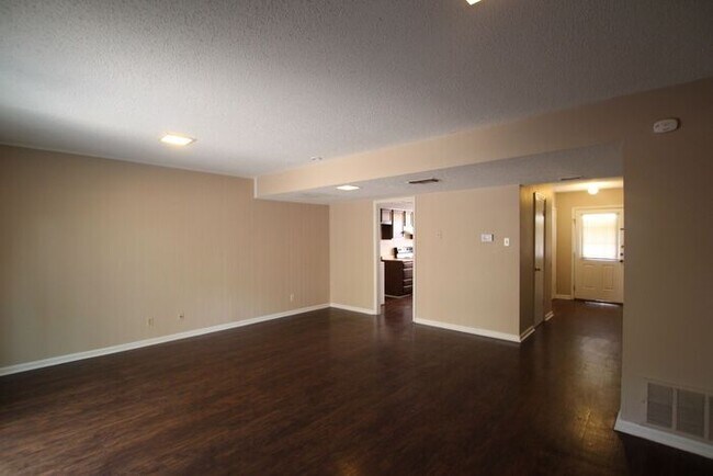 Building Photo - Beautiful 3 bedroom 2.5 bath Townhome in T...