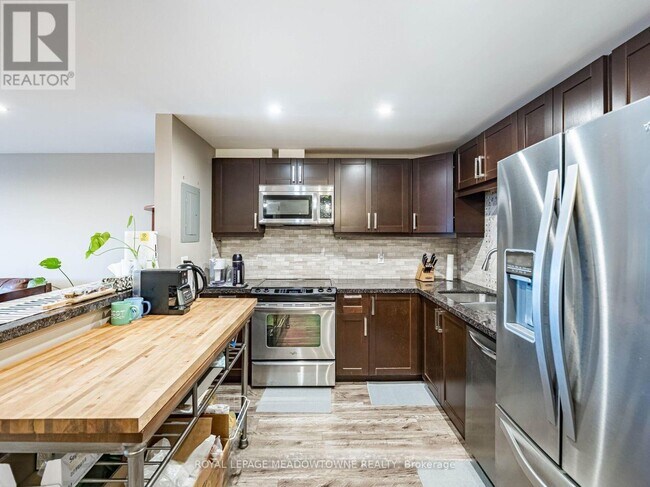 Building Photo - 6720-6720 Glen Erin Dr