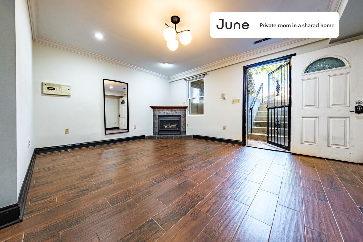 Foto principal - Private bedroom in 4 bed/3 bath Home