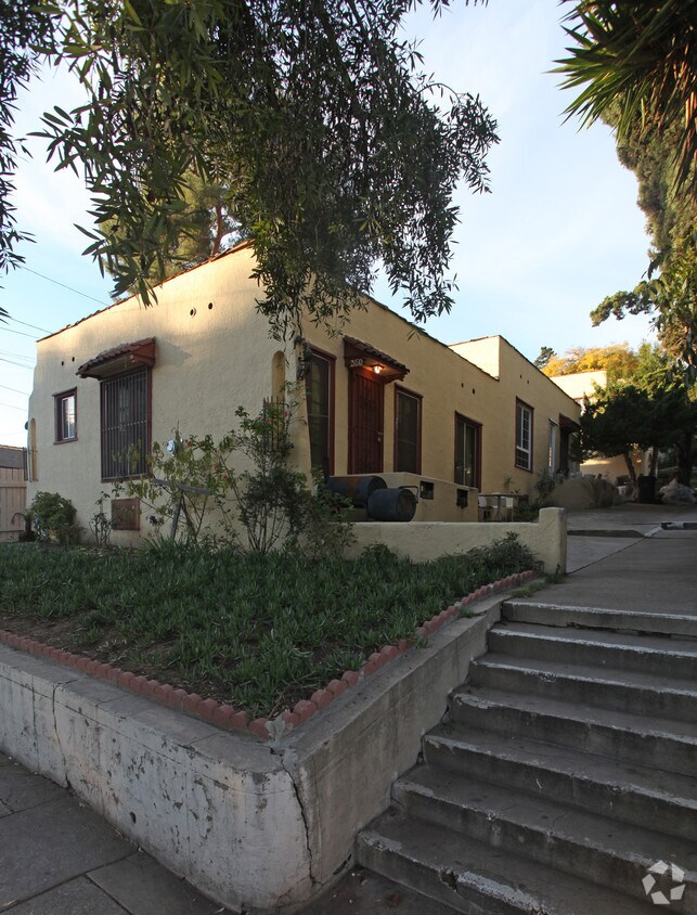 Foto del edificio - 350-362 N Avenue 61
