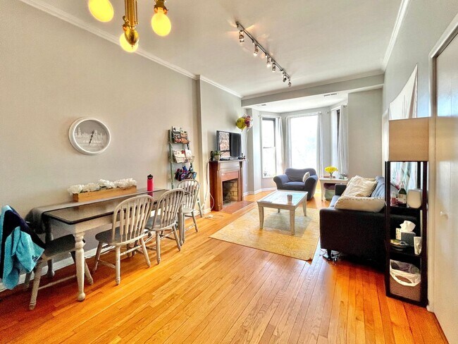 Foto del edificio - Spacious 2 bd/1 bath Condo in Lincoln Park!