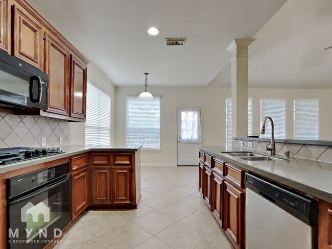 Foto del edificio - 28306 Peper Hollow Ln