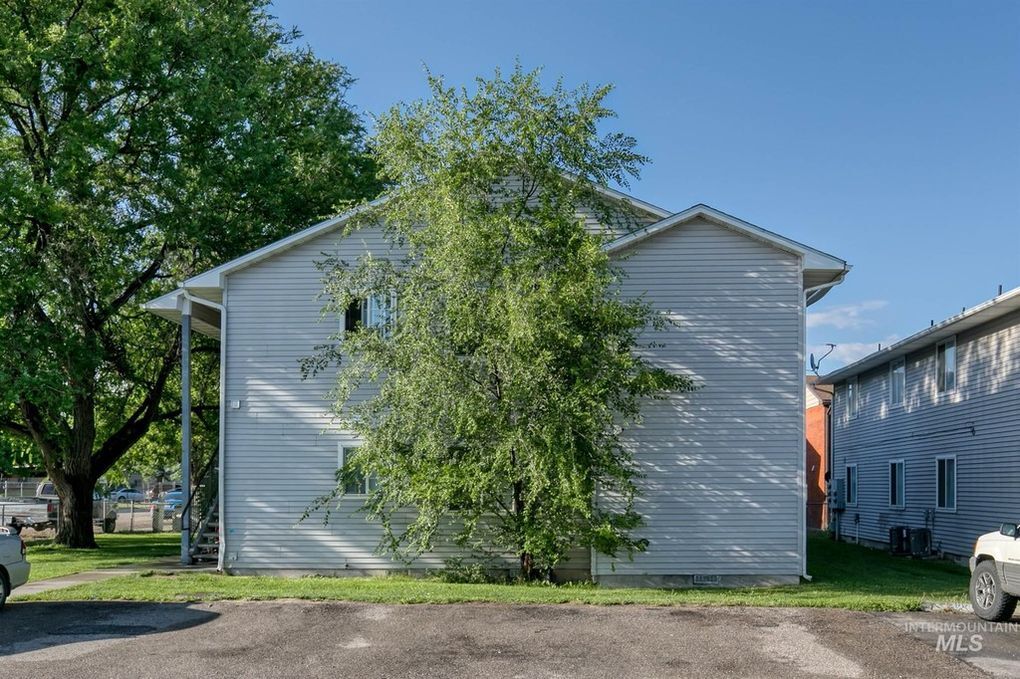 Front - 1611 Checola St