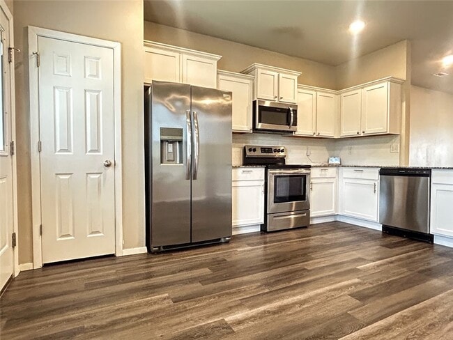 Building Photo - 949 E Sparrow Cir