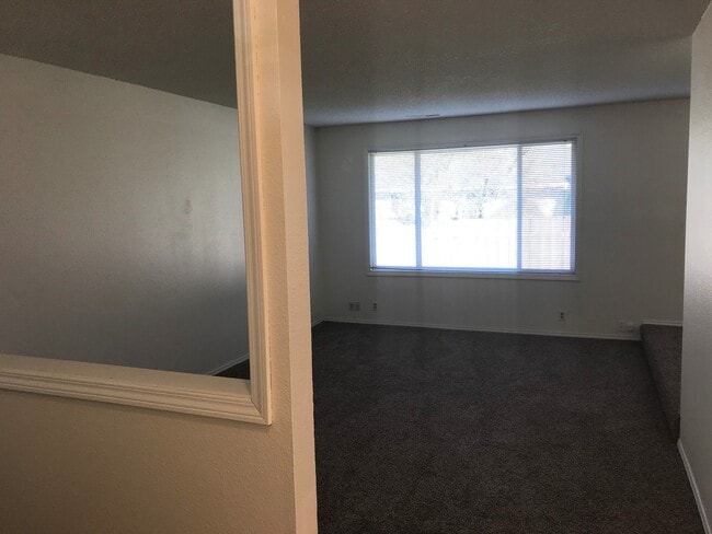 Building Photo - Adorable 3 Bed 2 Bath Ranch Style Home on ...