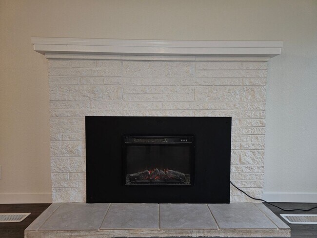 Building Photo - Beautiful Renovated 4 bedroom home For Ren...