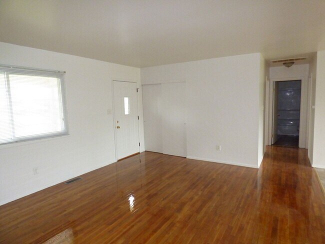 Building Photo - 424 W Cox Drive - Spacious Two Bedroom Ran...