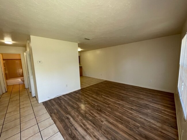 Foto del edificio - 2 Bedroom Located in Pineridge Available N...