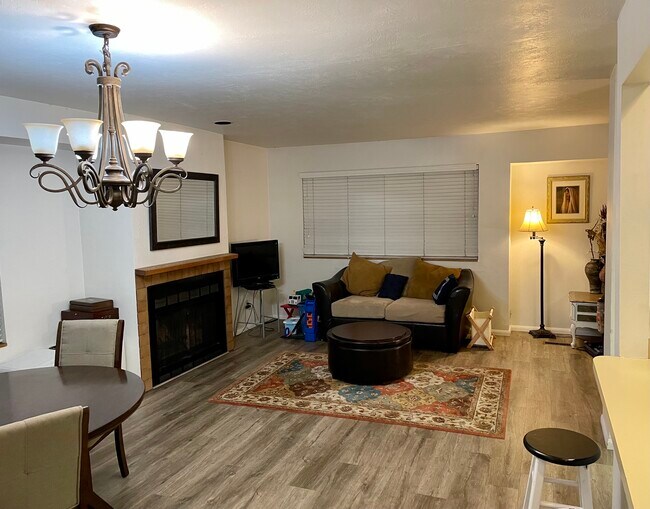 Foto del edificio - 1351 S Main St