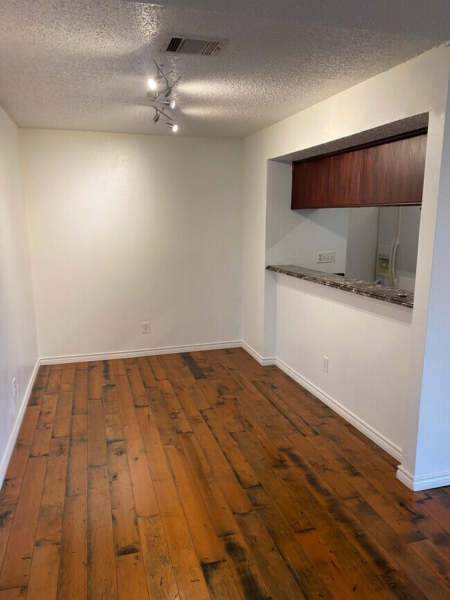 Building Photo - 512 E Denton Dr