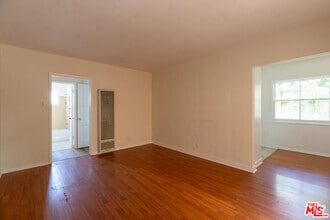 Building Photo - 1316 1/4 S Barrington Ave