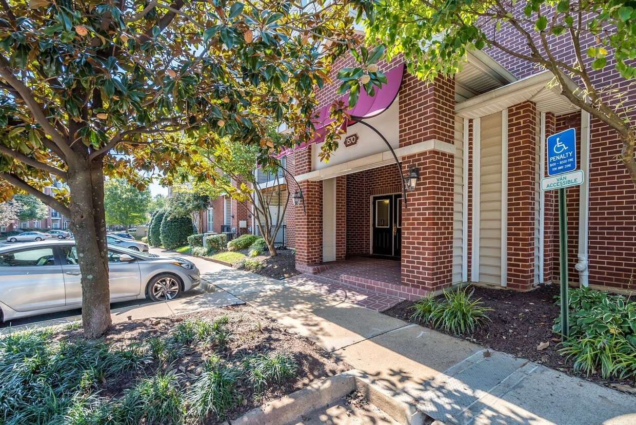 Primary Photo - Beautiful 2 Bed 2 Bath Condo Beautiful Com...