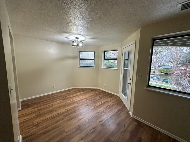 Foto del edificio - Beautifully Renovated Townhome at Woodvine