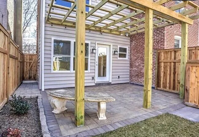 Building Photo - 255 New Holland Ave