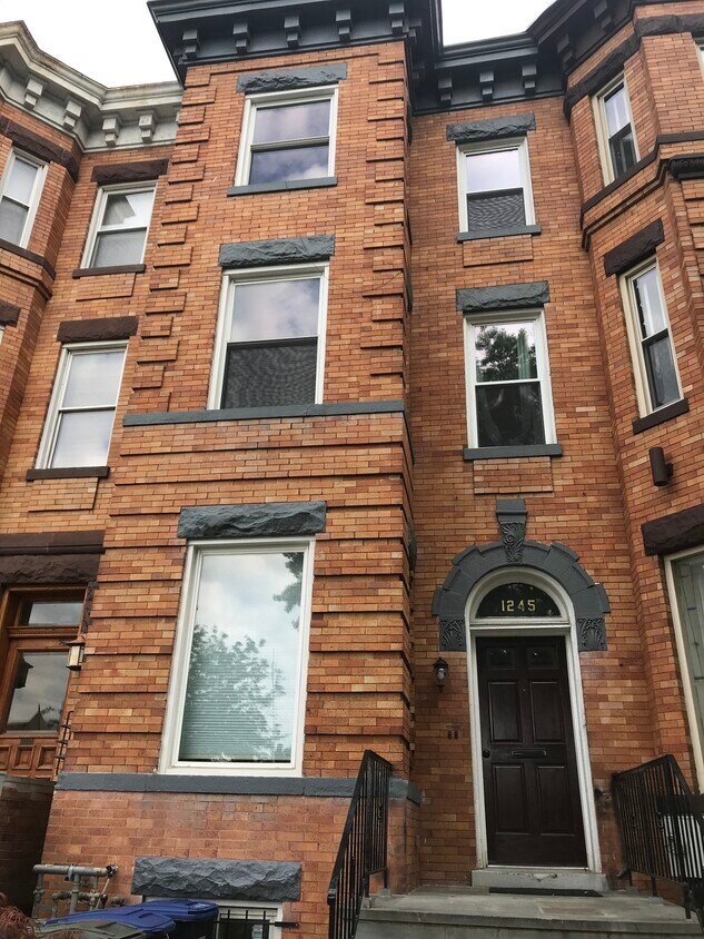 Foto principal - 1245 Kenyon St NW