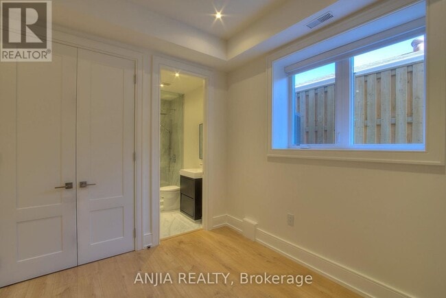 Building Photo - 23 Cresthaven Dr