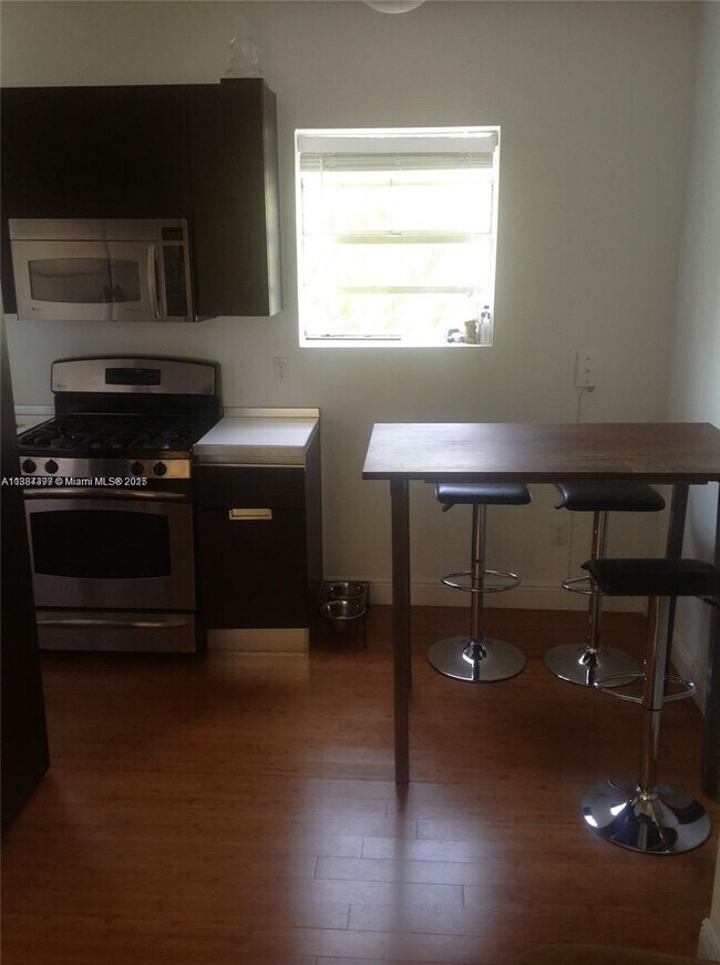 Foto del edificio - 4812 Pine Tree Dr