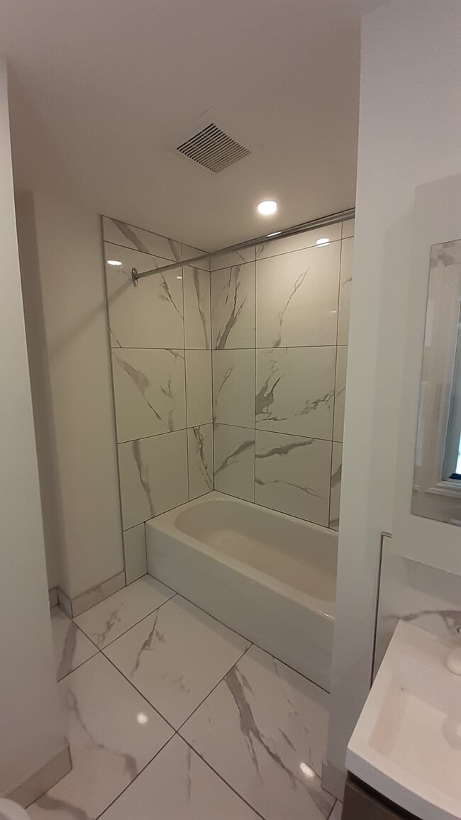 Building Photo - 1067 Rue Champigny