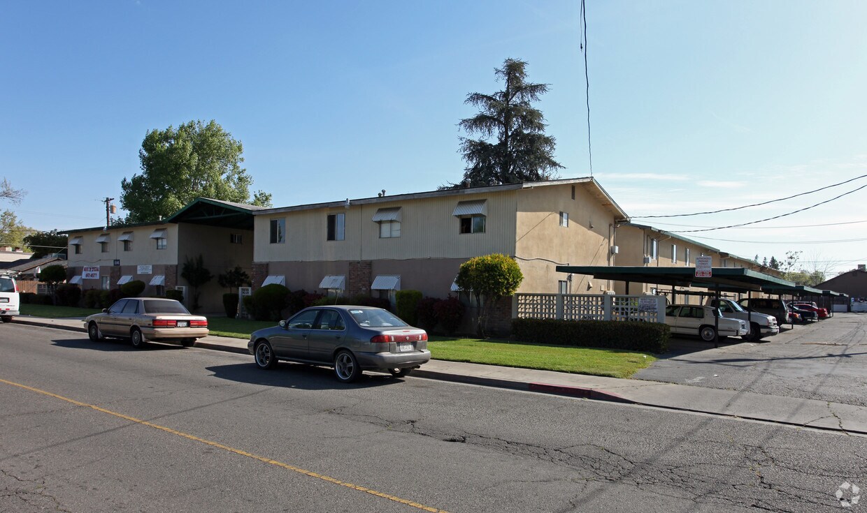 Foto principal - Pinetree Garden Apartments