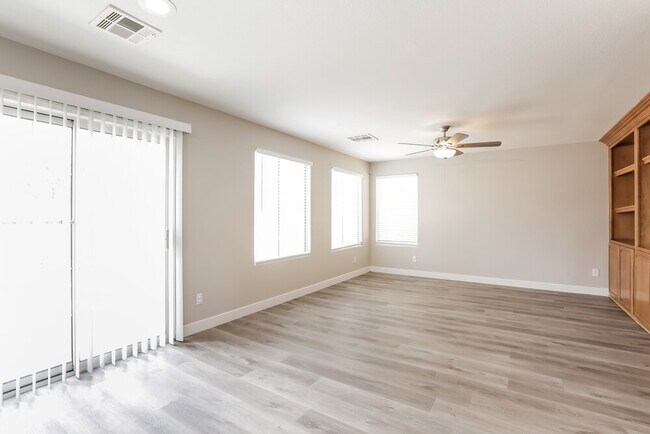 Foto del edificio - 8457 Spencer Canyon St