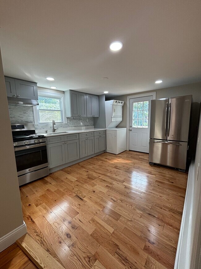 Kitchen - 34-2 Savoy Ave