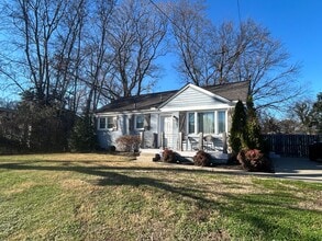 Building Photo - 3207 Southlake Dr