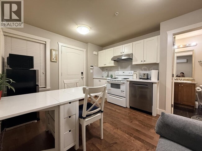 Building Photo - 888 W 61st Ave