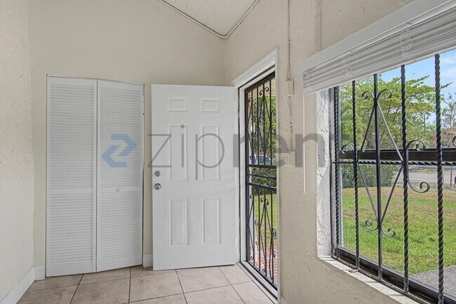 Foto del edificio - 943 NW 63rd St