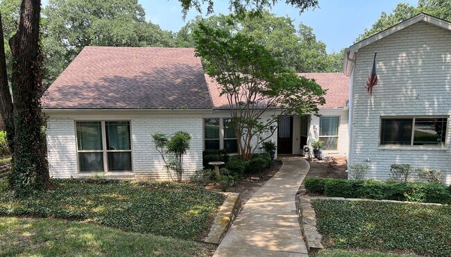 Building Photo - 1501 Sandy Creek Dr