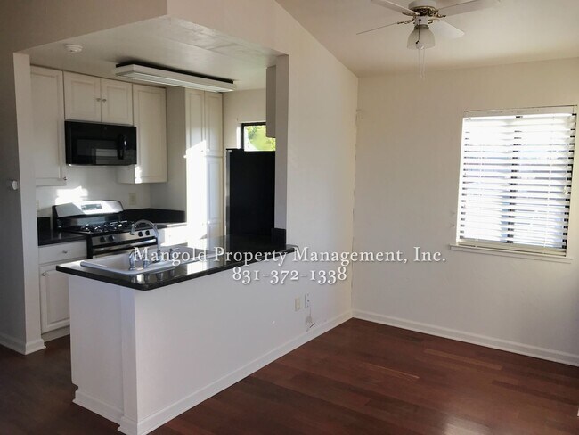 Foto del edificio - Charming Two-Story 2-Bed 2-Bath Home with Wrap-Around Balcony & Hardwood Floors in Seaside