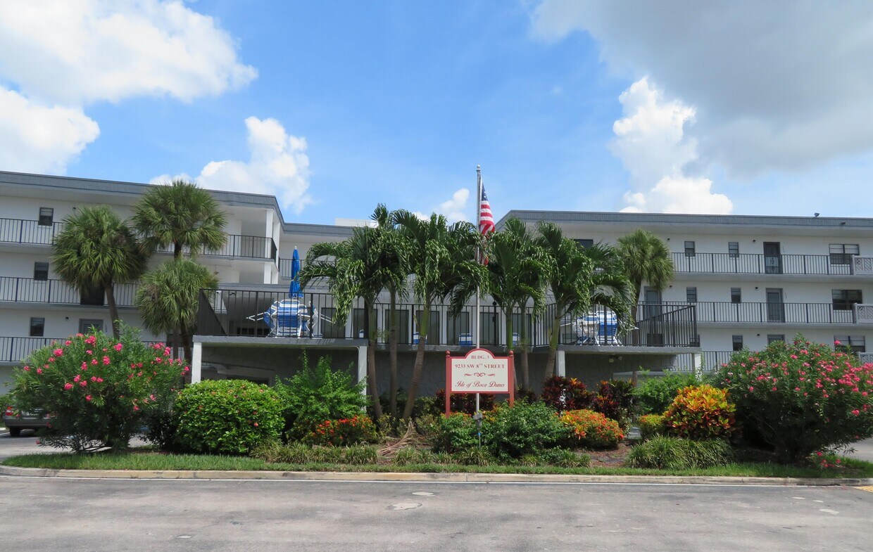 Foto principal - 9233 SW 8th St