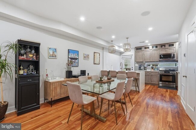 Building Photo - 331 W St NE