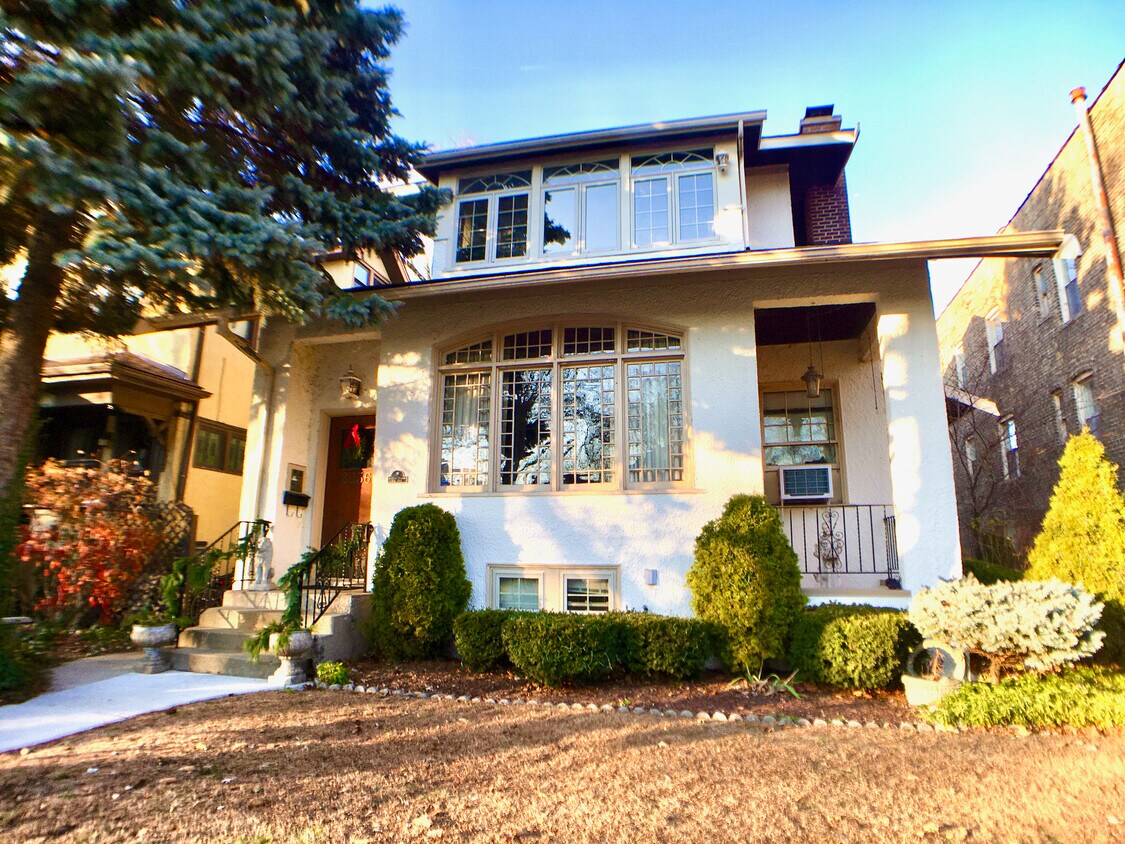 Primary Photo - 2236 W Estes Ave