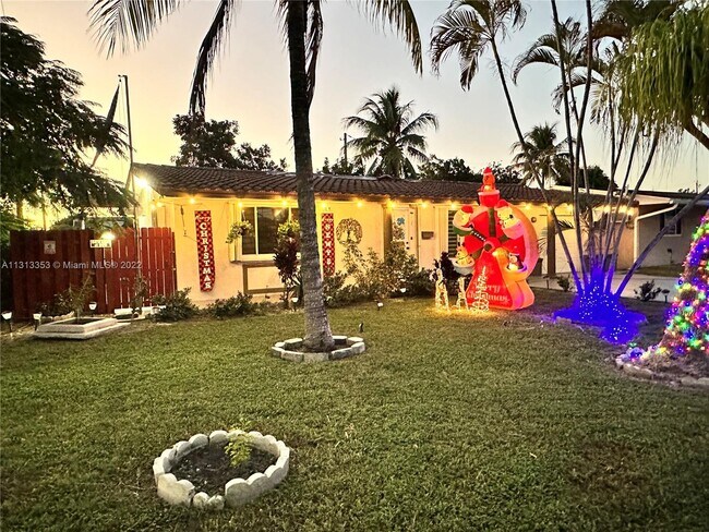 Building Photo - 2440 Oleander Dr