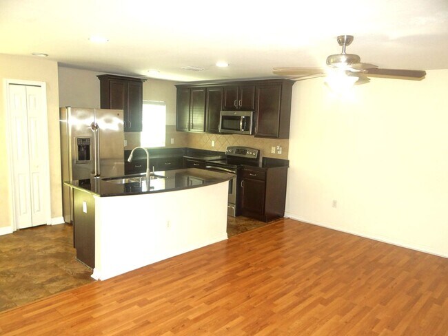 Foto del edificio - 4 bedroom, 2.5 bath, 1 car garage townhouse