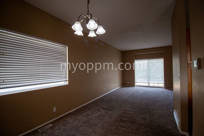 Foto del edificio - $1,022.50 Off Deposit! Spacious 2 Story ho...