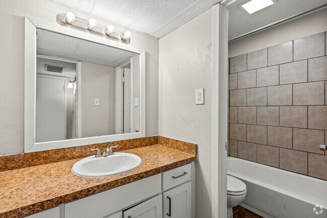 1 habitación, 1 baño, 692 pies cuadrados, baño - University Villas Apartments