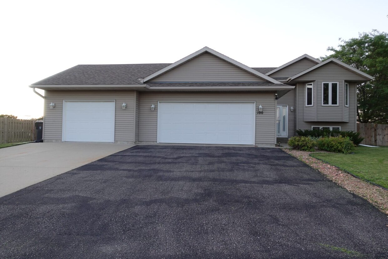 Primary Photo - 100 Tattler Ln