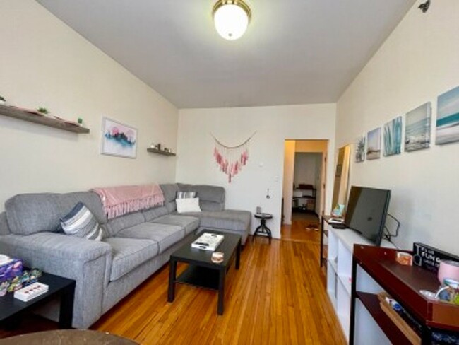 Foto del edificio - Renovated Brighton 1 Bed on Chestnut Hill ...