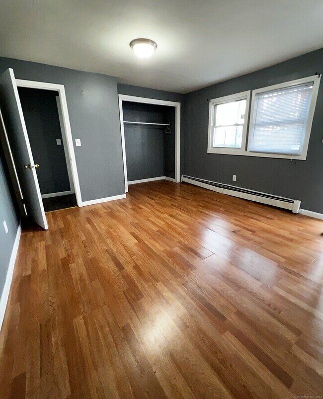 Building Photo - 380 Blatchley Ave