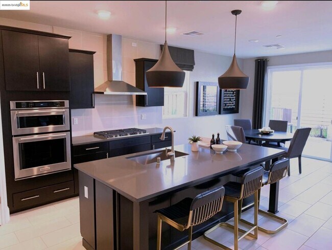 Building Photo - 807 Bamboo Dr