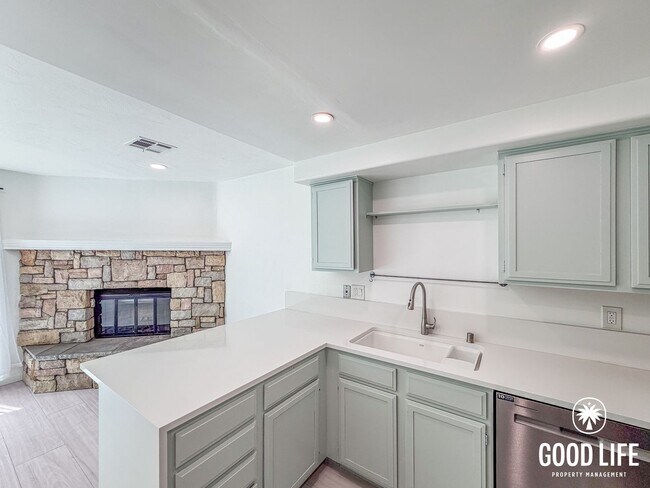 Foto del edificio - SD: Spacious 2BD/2.5BA home in Del Cerro with Fireplace, Private Balcony & 2-Car Garage