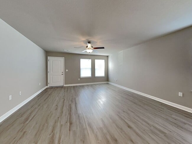 Building Photo - 209 SW Sunflower St