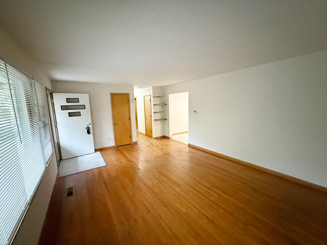 Foto del edificio - 2102 Woodlea Dr