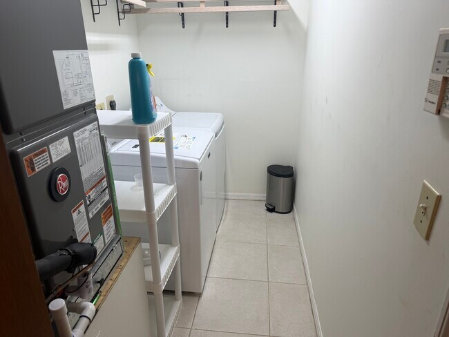 Aquí se encuentra el lavadero grande y funcional. - 6425 5th St