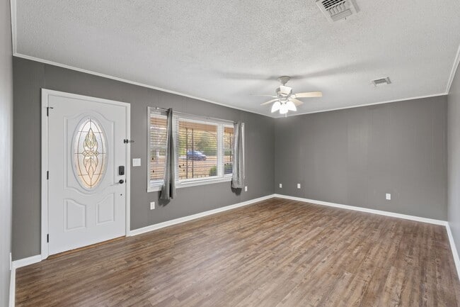 Building Photo - 3 bedrooms 2 bathroom