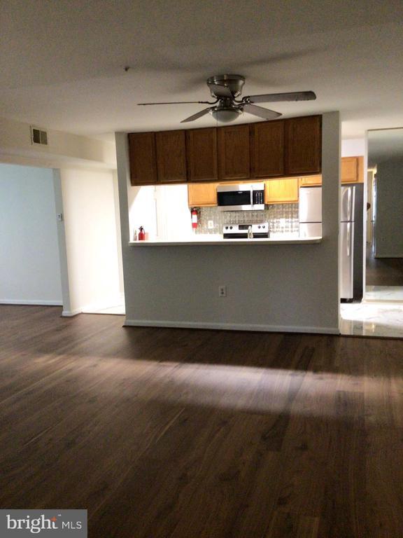 Foto del edificio - 9708 Lake Point Ct