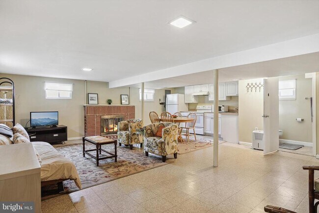 Building Photo - 2816 MARY