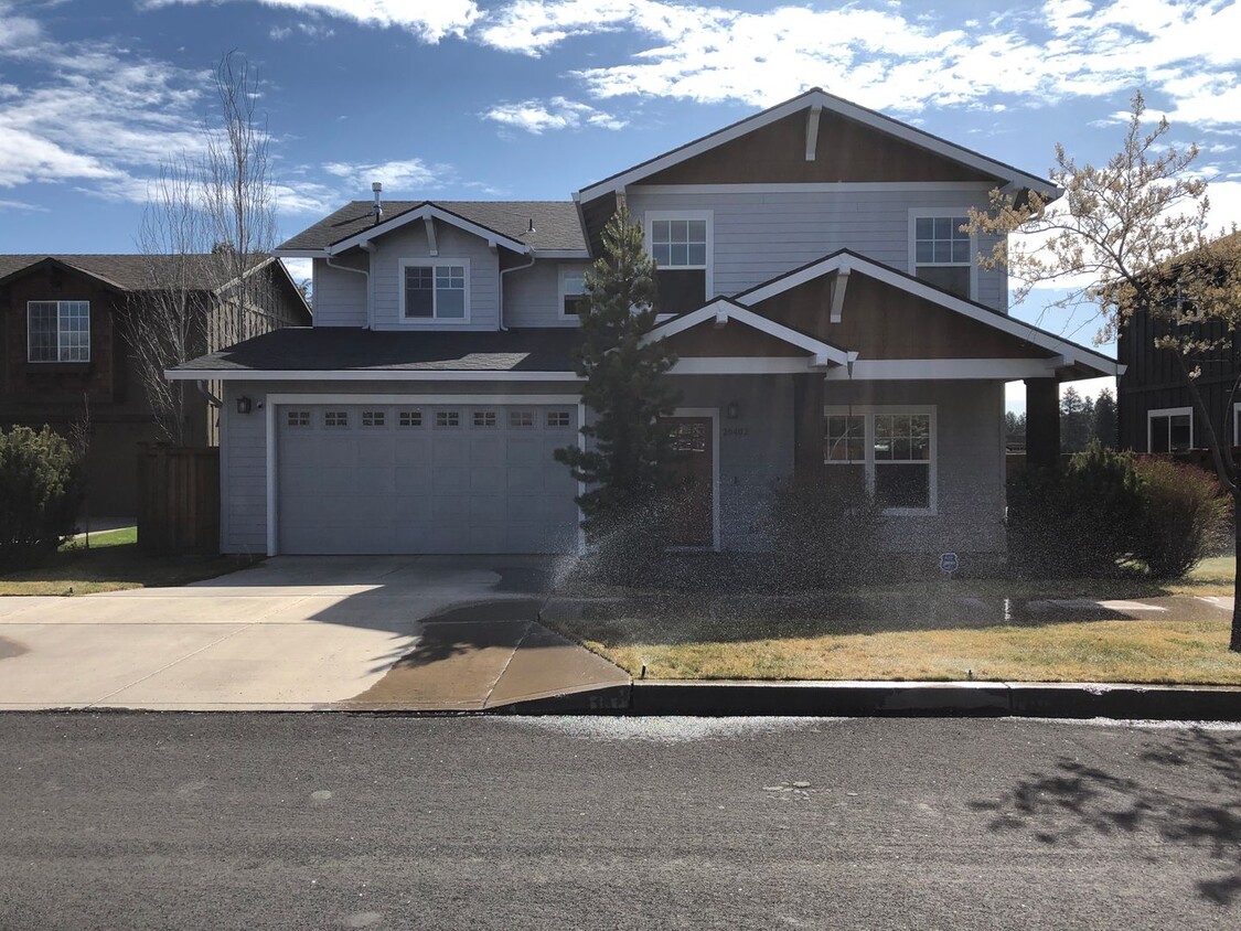 Foto principal - 4 Bedroom / 2.5 Bathroom Home in SE Bend