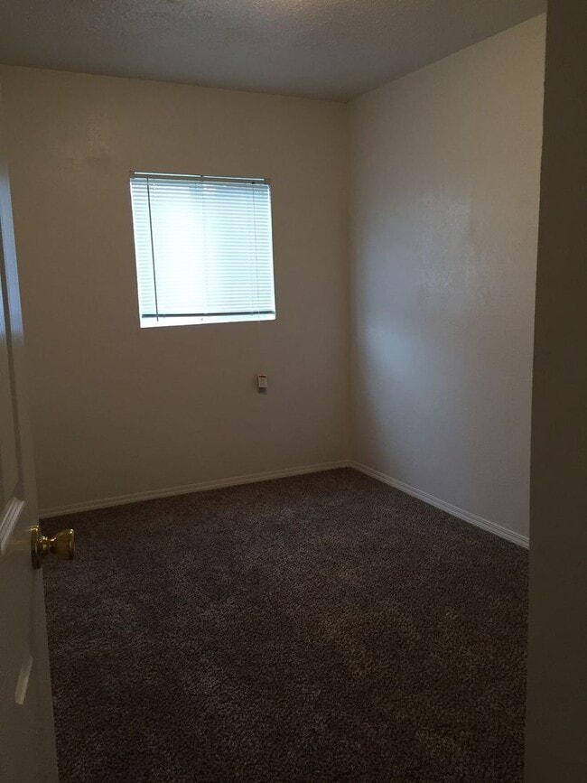 Building Photo - 3BD 2BTH - FENCED YARD & WASHER DRYER HOOK...